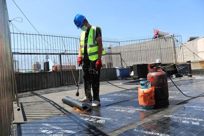 不畏&ldquo;烤&rdquo;驗保進度 市北區(qū)今年230余棟老舊樓院外墻保溫工程施工過半,計劃供暖前完成